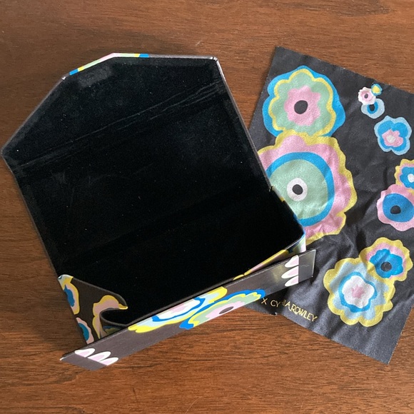 Cynthia Rowley x Zenni Floral Glasses Case with Matching Lens Wipe - Picture 5 of 5